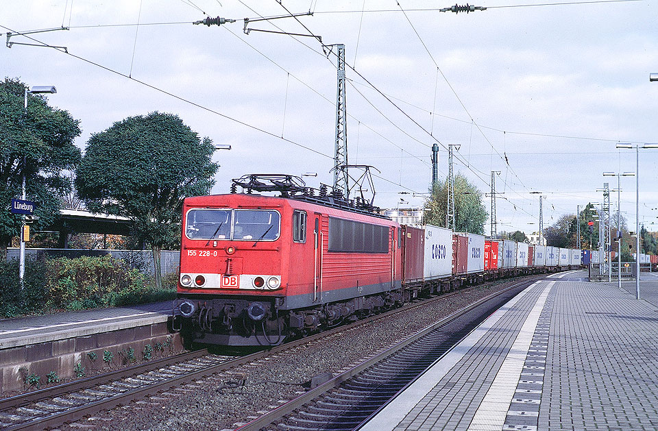 Eine Lok der Baureihe 155 im Bahnhof Lüneburg