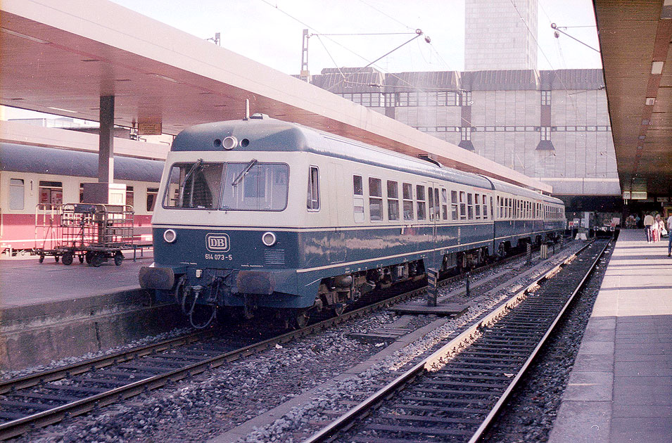 Ein DB Triebwagen der Baureihe 614 im Bahnhof Hamburg-Altona