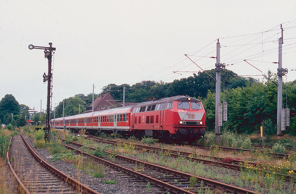 Eine Lok der Baureihe 218 im Bahnhof Glückstadt an der Marschbahn