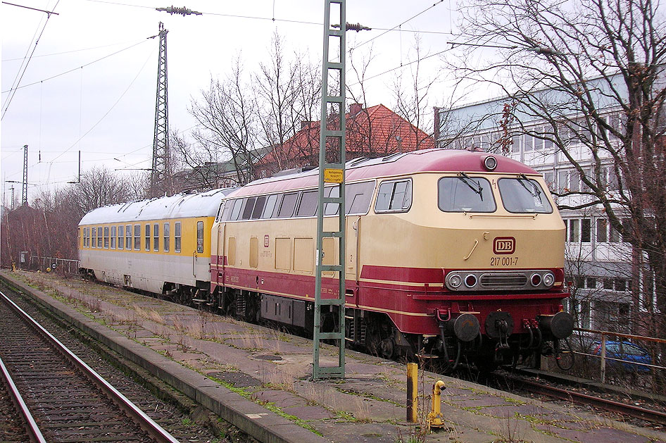 Die 217 001 im Bahnhof Hamburg-Altona