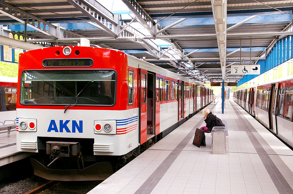 Die AKN im Bahnhof Norderstedt Mitte