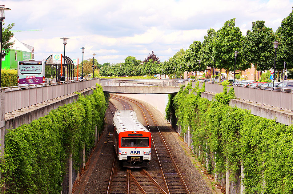 Ein VTA-Triebwagen der AKN im Bahnhof Henstedt-Ulzburg