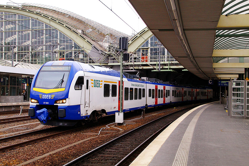 Ein Flirt-Triebwagen der ODEG in Berlin Ostbahnhof