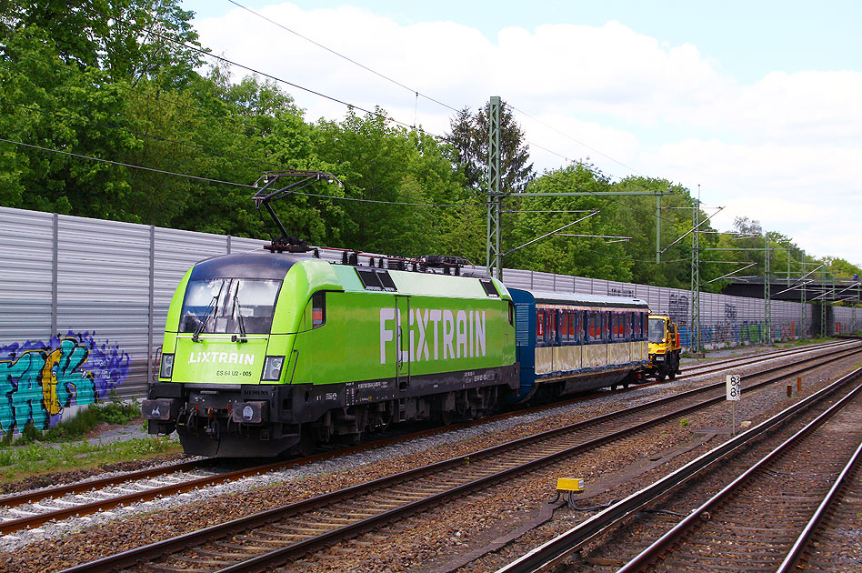 Eine Flixtrain Lok mit einem Hamburger S-Bahn Wagen der Baureihe 471