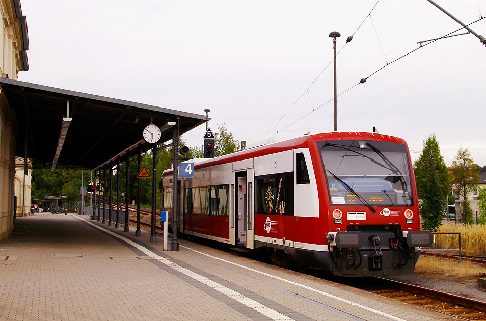 Ein Hans Triebwagen im Einsatz bei der Städtebahn Sachsen im Bahnhof Pirna