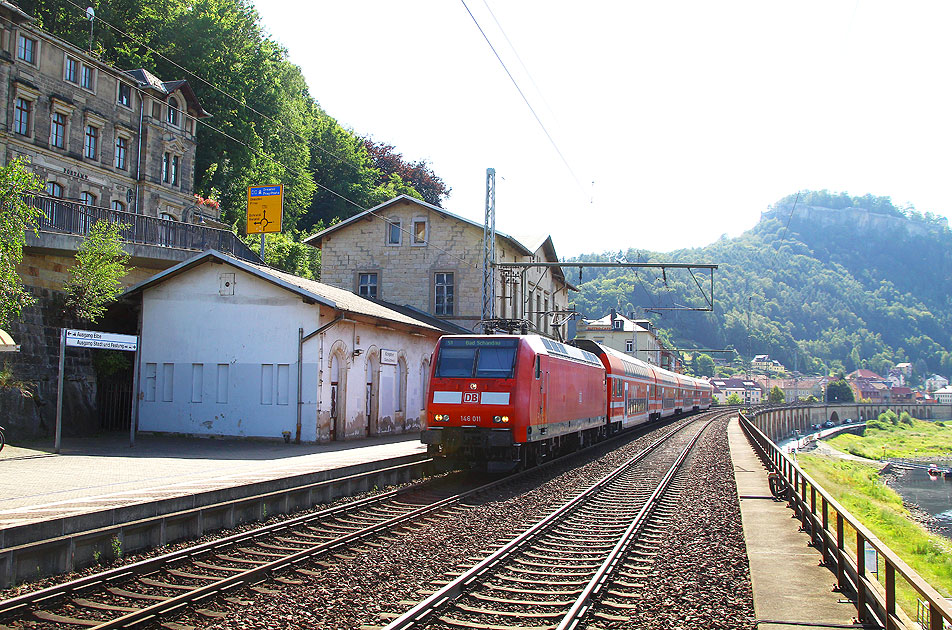 Eine S-Bahn aus Dresden im Bahnhof Königstein