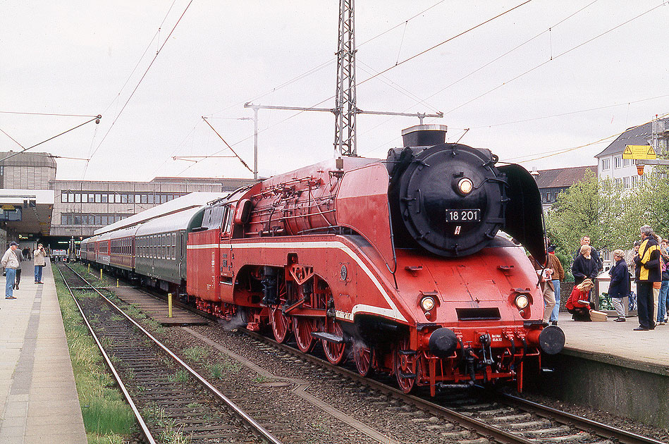 Die legendäre Dampflok 18 201 im Bahnhof Hamburg-Altona