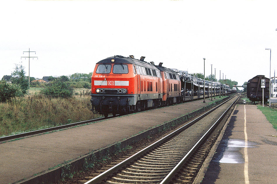 Ein Autozug im Bahnhof Morsum auf Sylt an der Marschbahn