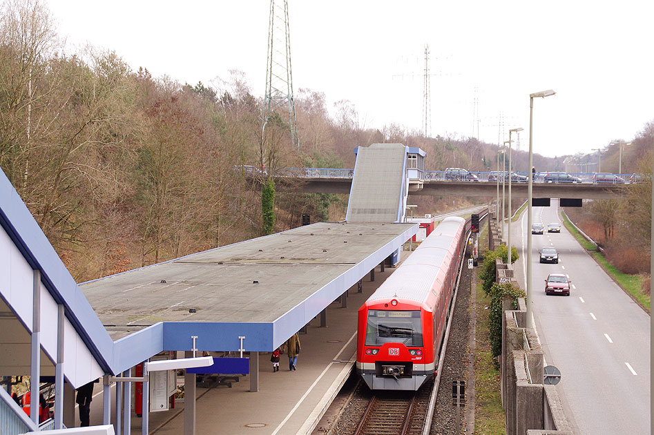 Mit Elektromobilität durch Hamburg: Bahnhof Rissen - der S-Bahn Hamburg
