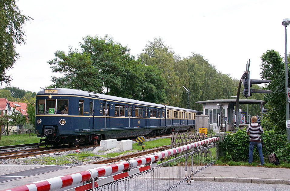 Den Bahnhof Sülldorf verlässt der Museumszug der Hamburger S-Bahn