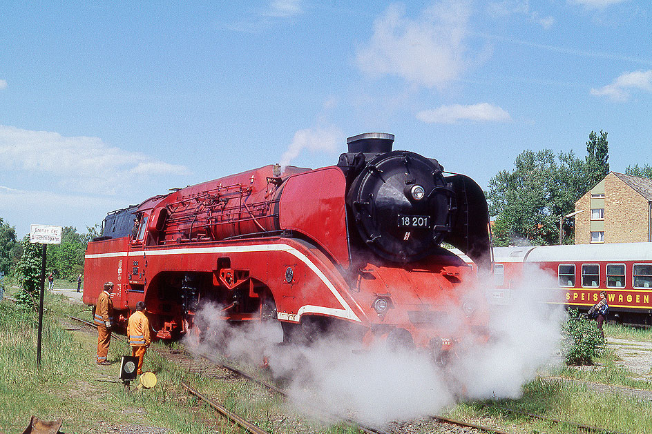 Die Schnellzug-Dampflok 18 201 im Bahnhof Geesthacht