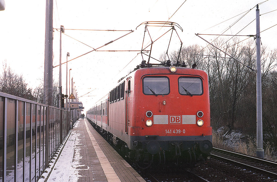 Die DB Baureihe 141 mit einer Regionalbahn im Bahnhof Krempe an der Marschbahn