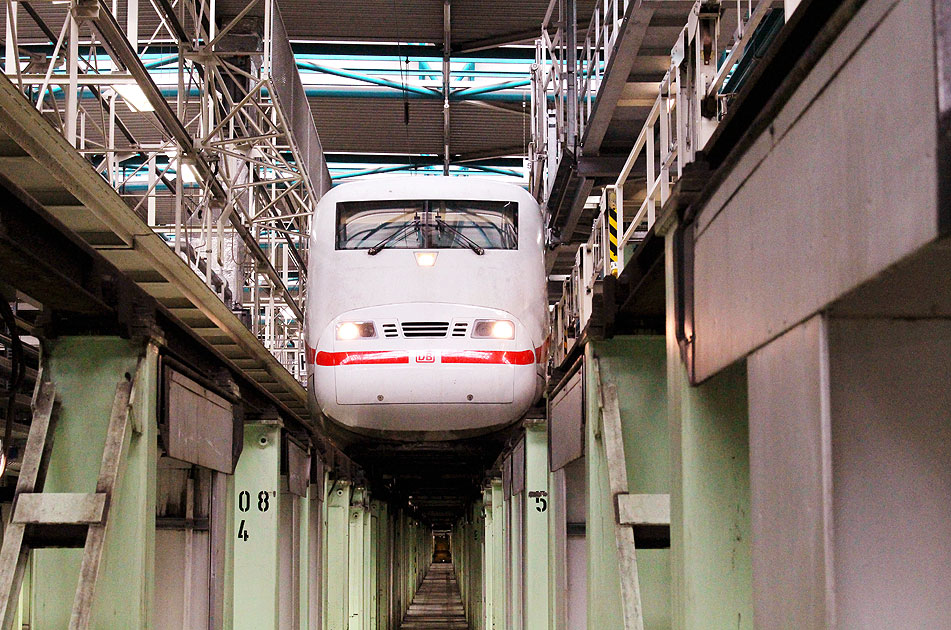 Ein ICE1 im ICE-Werk Hamburg-Eidelstedt - der 401 560-8