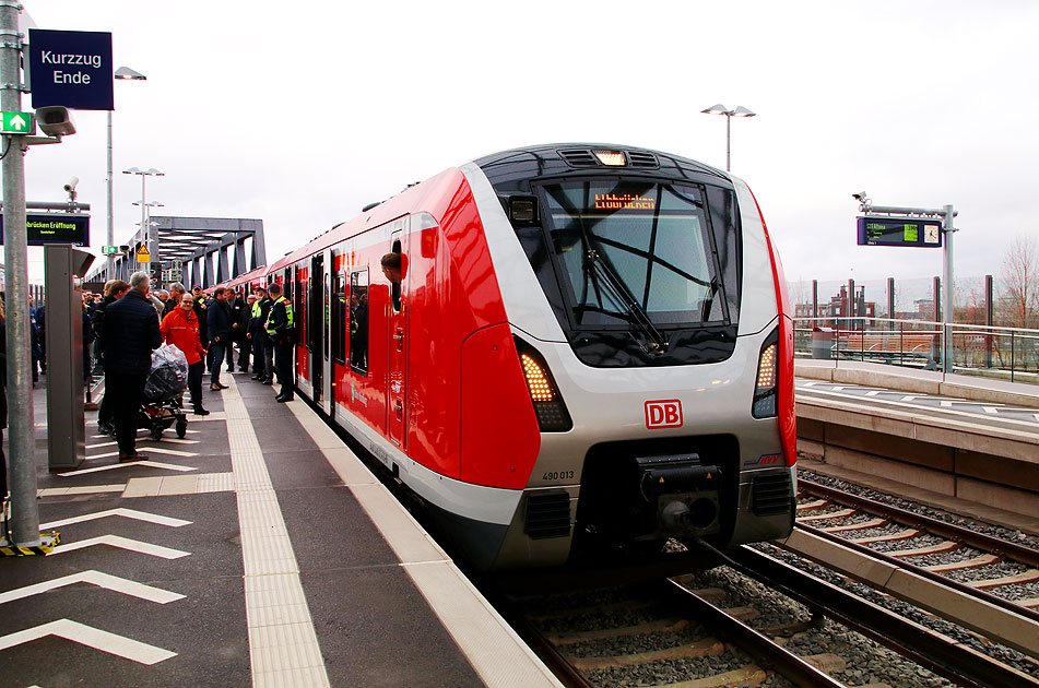 Der S-Bahn Eröffnungszug im Bahnhof Elbbrücken in der Hafencity