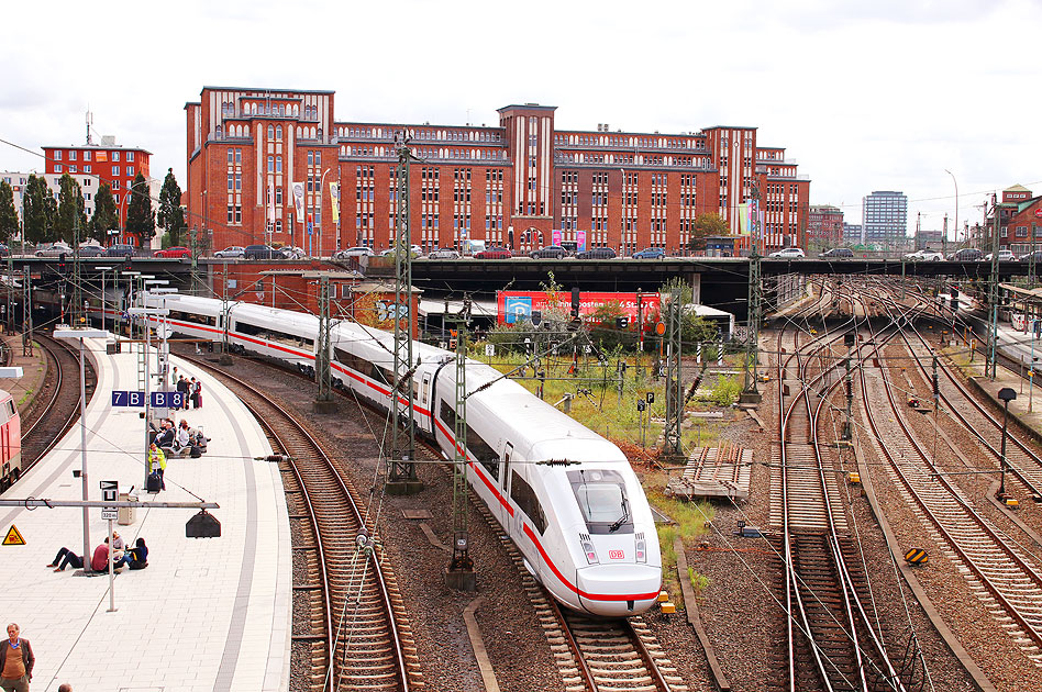 Ein ICE 4 der Deutschen Bahn AG in Hamburg Hbf