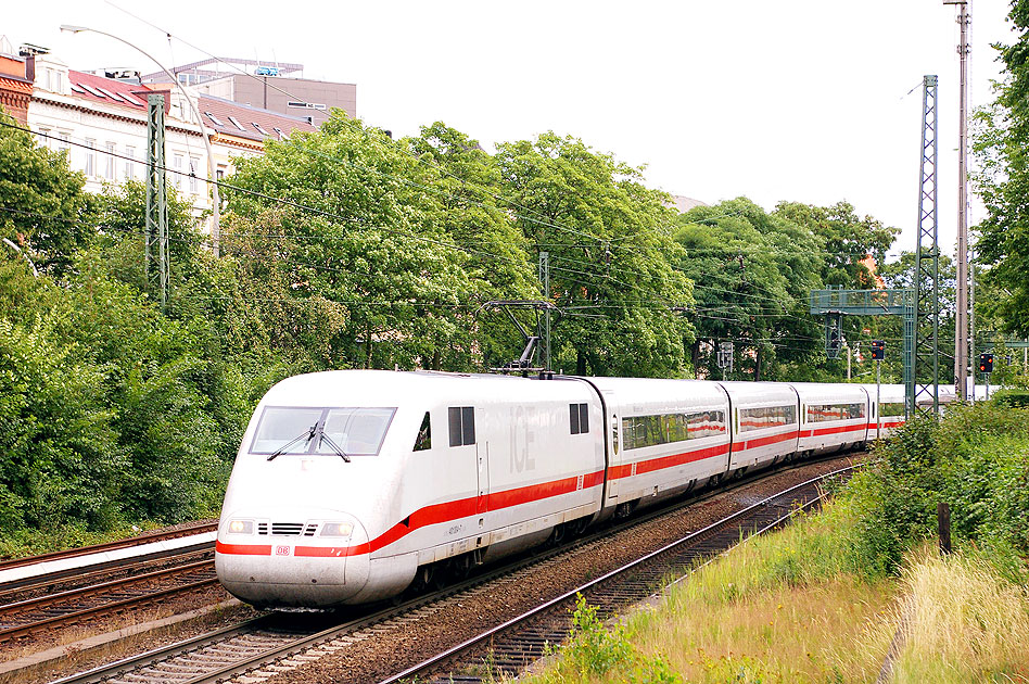 ICE der Baureihe 401 in Hamburg auf der Verbindungsbahn