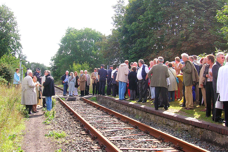 Der Bahnhof Börnsen mit der Festgesellschaft zum 100jährigen Jubliäum der Bergedorf-Geesthachter Eisenbahn