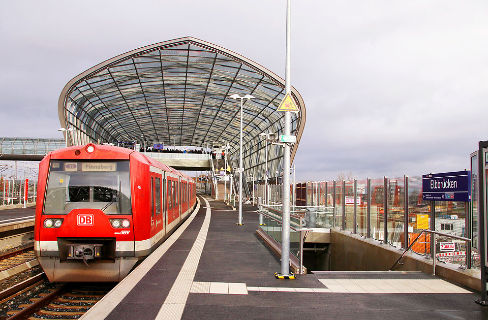 Eine S-Bahn der Baureihe 474 im Bahnhof Elbbrücken in der Hamburger Hafencity