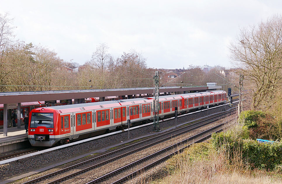 Eine S-Bahn der Baureihe 474.3 im Bahnhof Hamburg-Neuwiedental