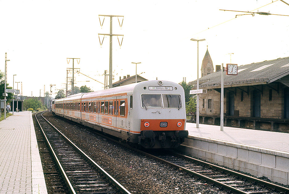 Eine S-Bahn im Bahnhof Lauf links der Pegnitz