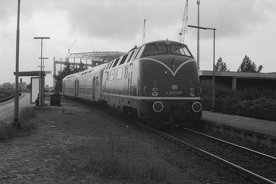 Die V 200 007 mit dem VLV ex LBE Doppelstockwagen im Bahnhof Lauenburg an der Elbe