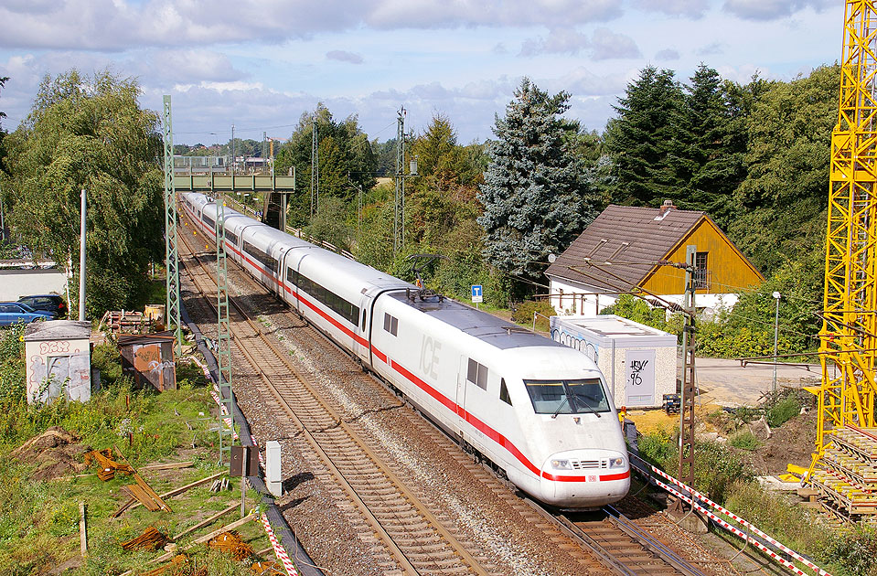 Ein ICE im Bahnhof Ashausen