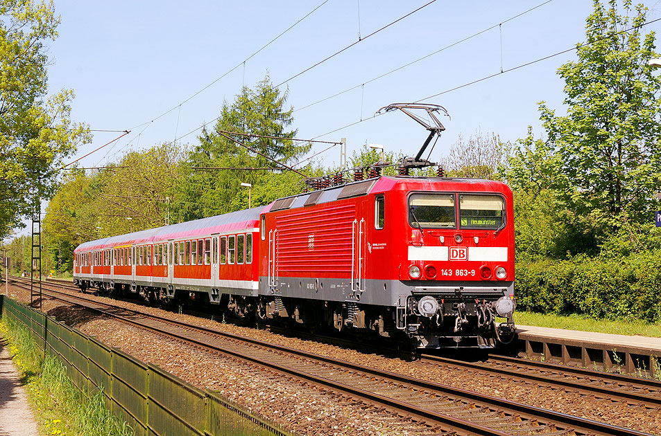 Eine Lok der Baureihe 143 im Bahnhof Prisdorf