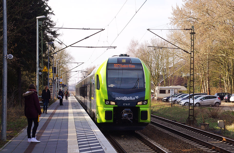 Nordbahn Flirt Triebwagen im Bahnhof Prisdorf