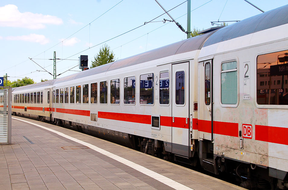 Ein Bvmsz Wagen in einem IC in Schwerin Hbf