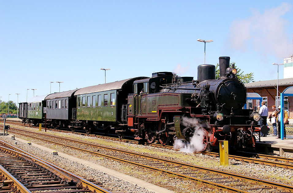 Eine Dampflok der Baureihe 74 im Bahnhof Bremervörde