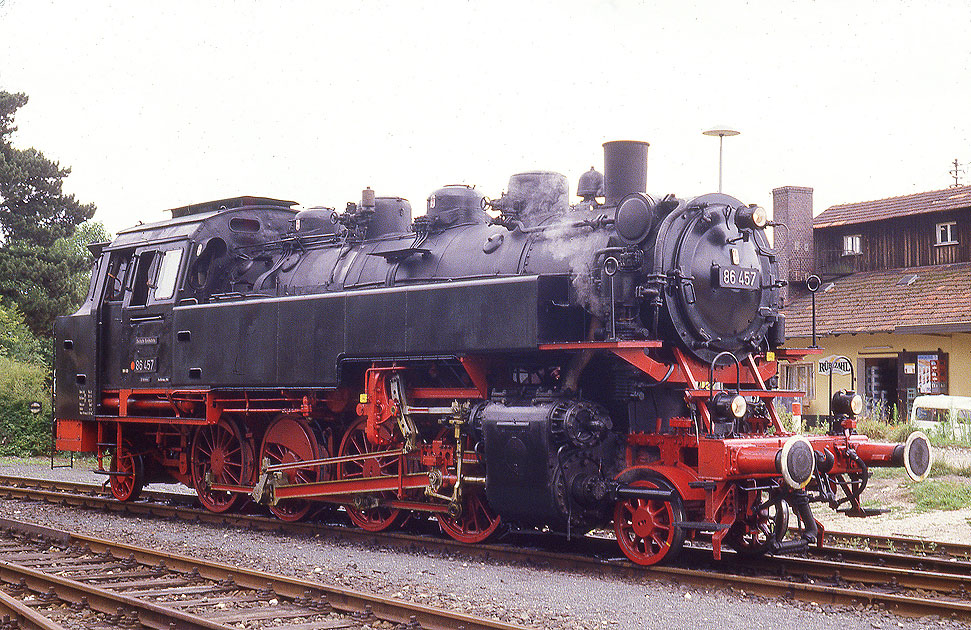 Die Museumslok 86 457 im Bahnhof Hersbruck rechts der Pegnitz