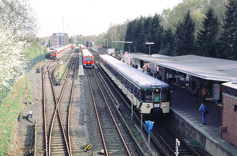 Der 471 001 der Hamburger S-Bahn im Bahnhof Poppenbüttel