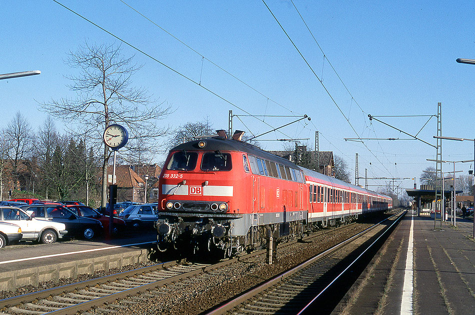 Eine Lok der Baureihe 218 im Bahnhof Buxtehude