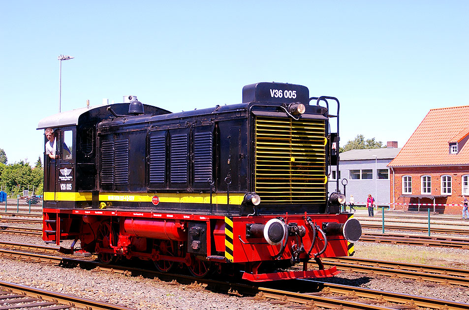 Eine Lok der Baureihe 236 /V36 im Bahnhof Bremervörde