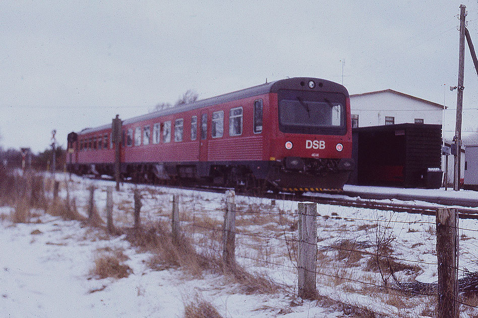 Ein DSB MR Triebwagen im Bahnhof Rejsby - Jærnvægsstation