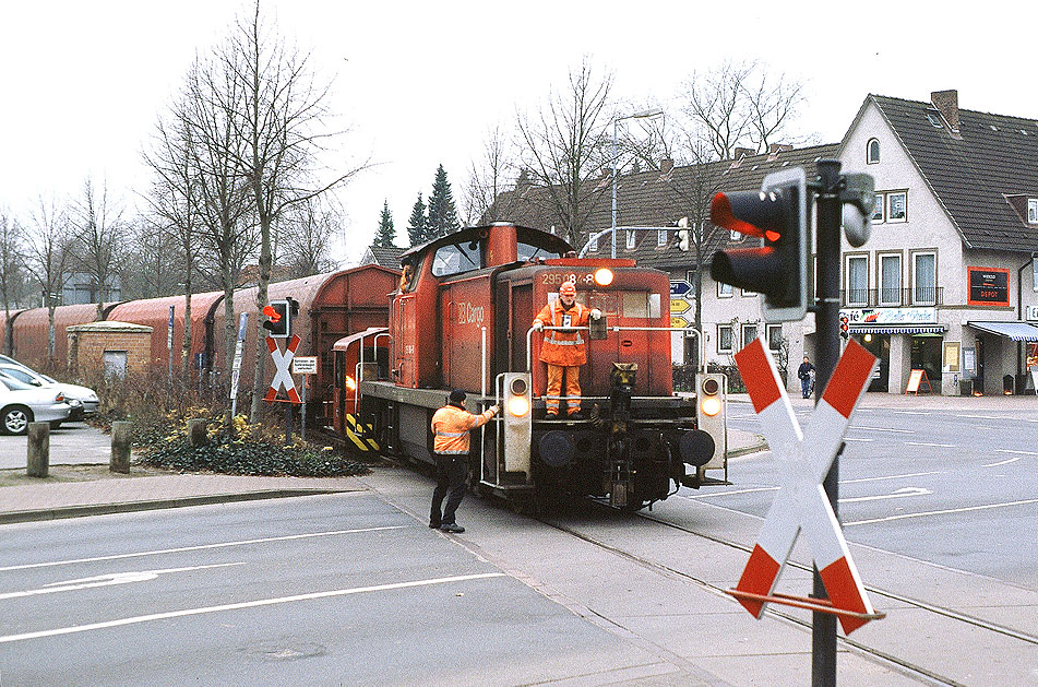 Ein Güterzug mit Köf wird von einer 295 abgeschleppt