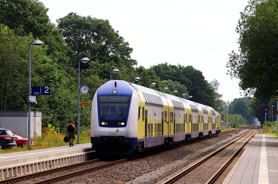 Ein Doppelstockzug von Start im Bahnhof Himmelpforten