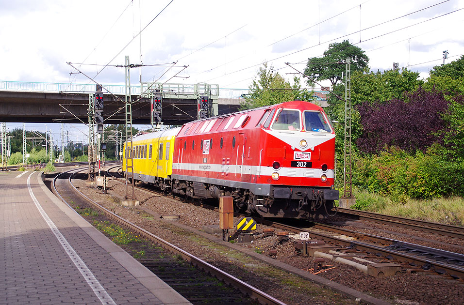 DB Baureihe 219 und 229 - MEG Lok 302 im Bahnhof Hamburg-Harburg