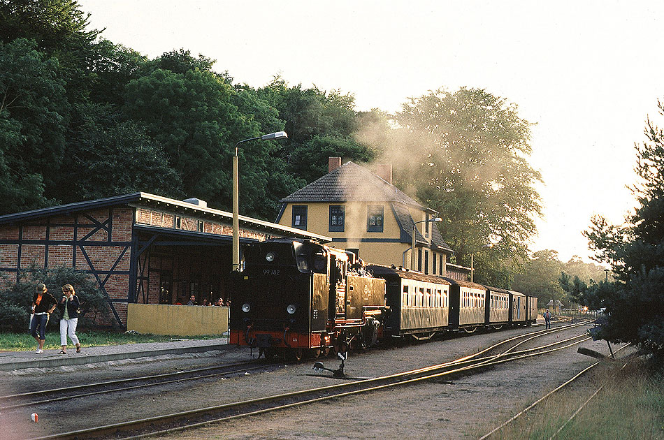 Der rasende Roland auf Rügen - die 99 782 im Bahnhof Göhren