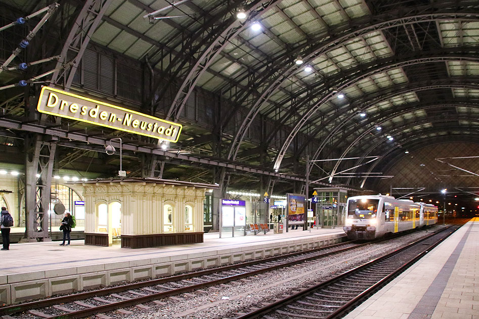 Zwei Regioshuttle der MRB im Bahnhof Dresden-Neustadt