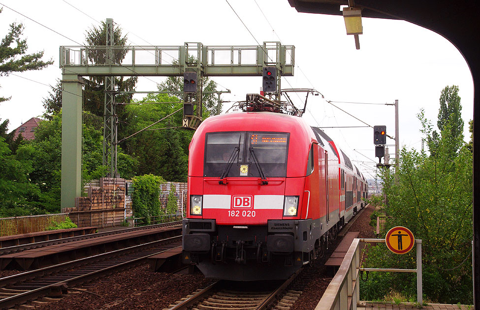 Eine Lok der Baureihe 182 mit einer S-Bahn in Dresden im Bahnhof Strehlen