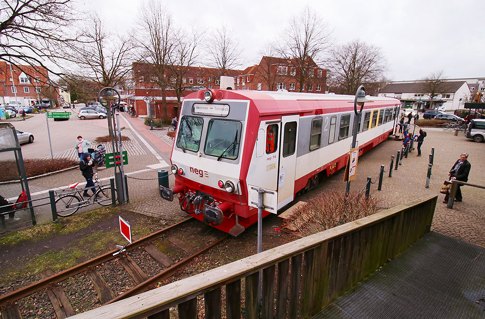 Der NEG T4 auf dem Bahnhofsvorplatz in Uetersen