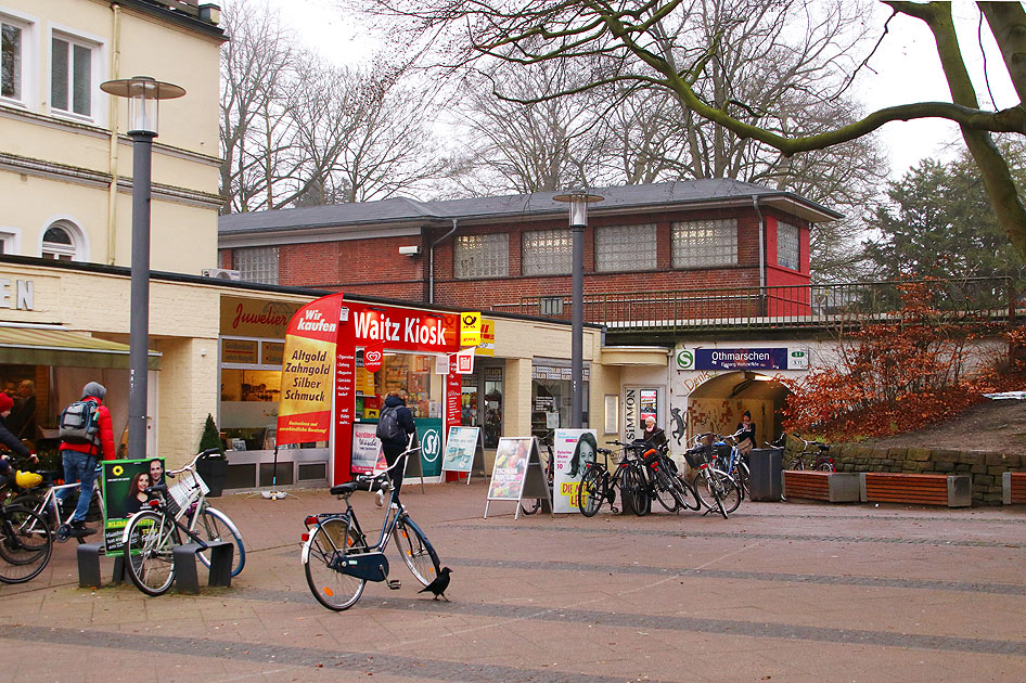 Der Bahnhof Othmarschen der Hamburger S-Bahn mit seinem Eingang an der Waitzstraße