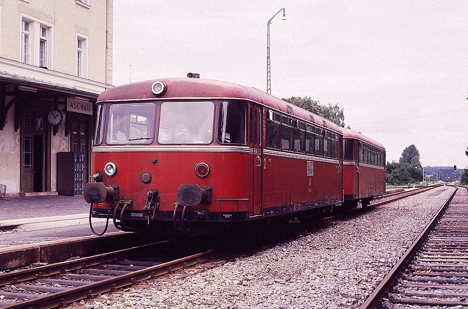 Zwei Uerdinger Schienenbusse der Baureihe 798 im Bahnhof Aschau