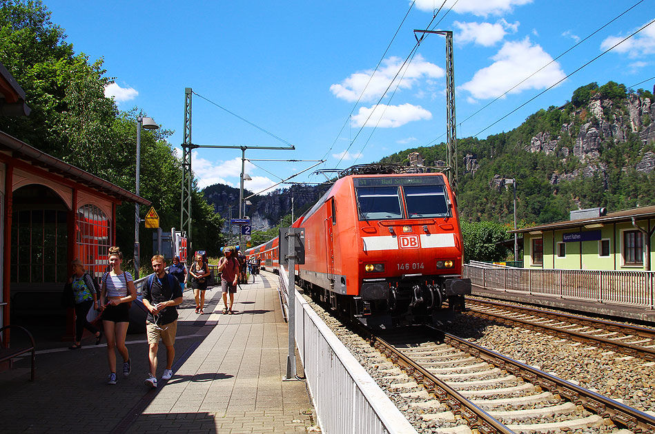 Eine E-Lok der Baureihe 146 im Bahnhof Kurort Rathen