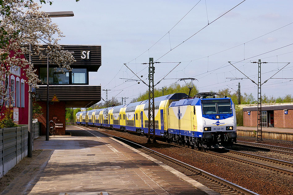 Der Bahnhof Stelle im HVV mit einem Metronom