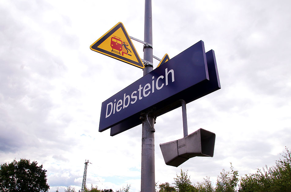 Ein Bahnhofsschild vom Bahnhof Diebsteich der Hamburger S-Bahn