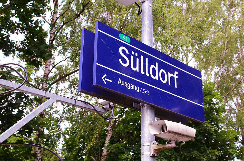 Ein Bahnhofsschild vom Bahnhof Sülldorf in Hamburg