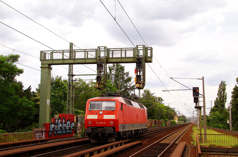 Eine Lok der Baureihe 120 in Dresden-Strehlen