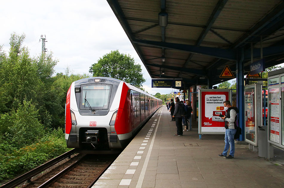Eine S-Bahn der Baureihe 490 im Bahnhof Hamburg Diebsteich